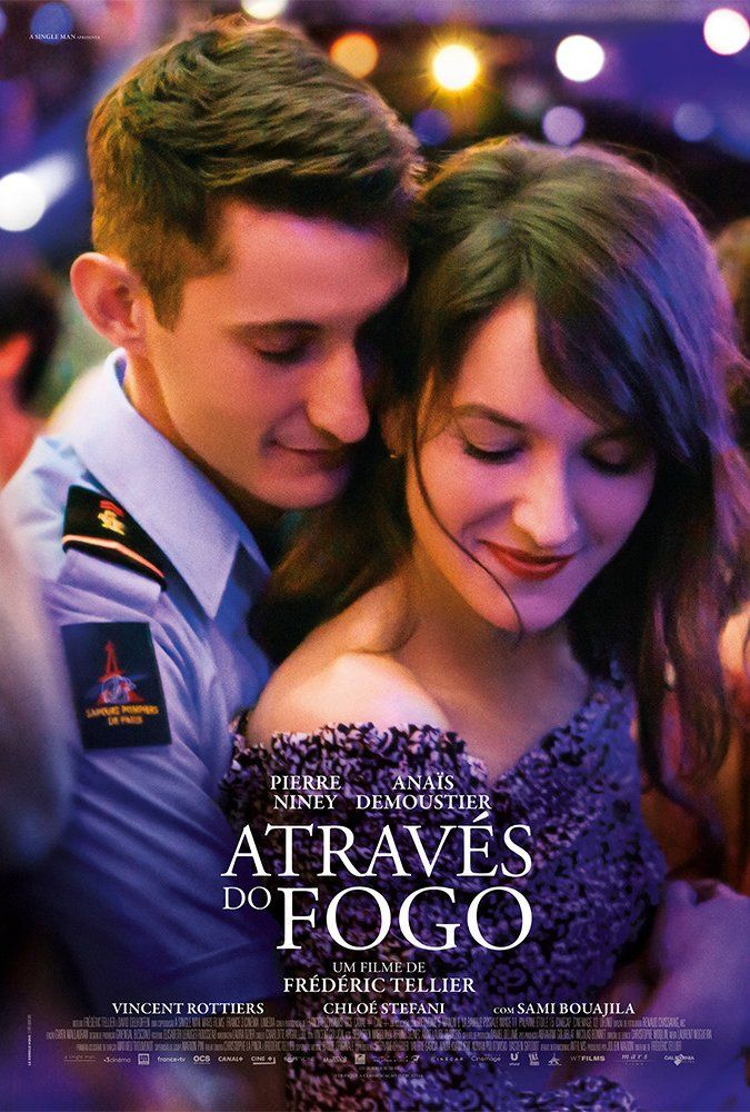 Cartaz do filme atraves do fogo mostra um homem e uma mulher se abraçando.