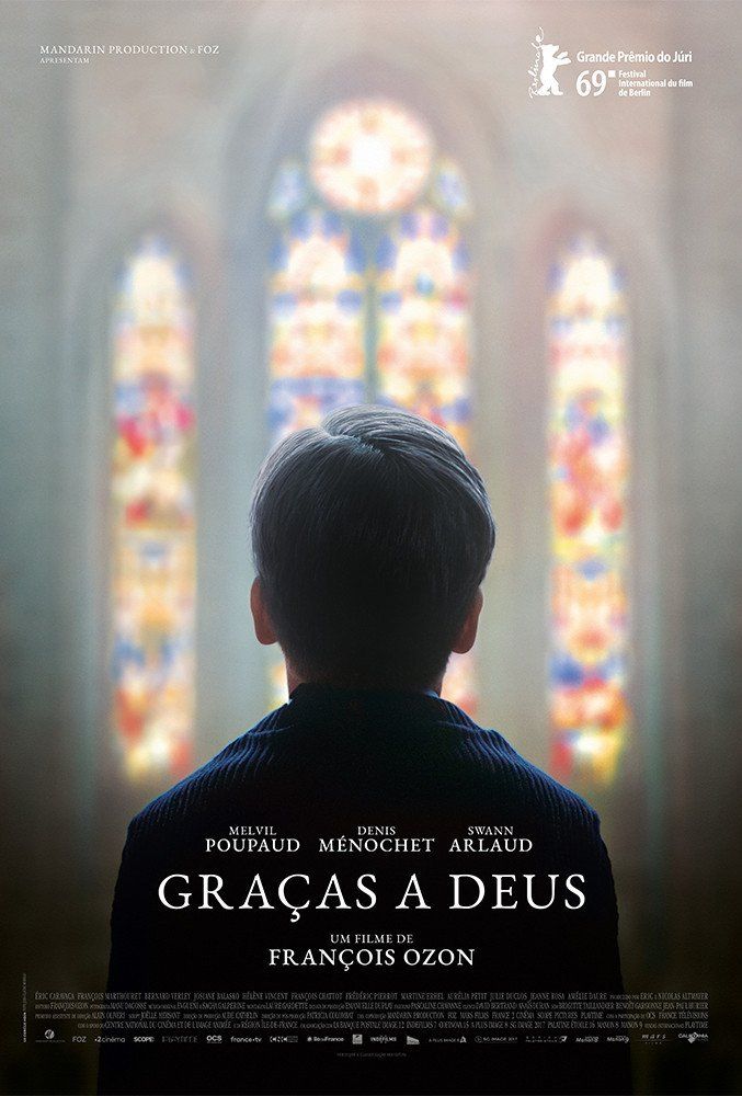 Um pôster do filme graças a deus mostra um homem parado em frente a um vitral.
