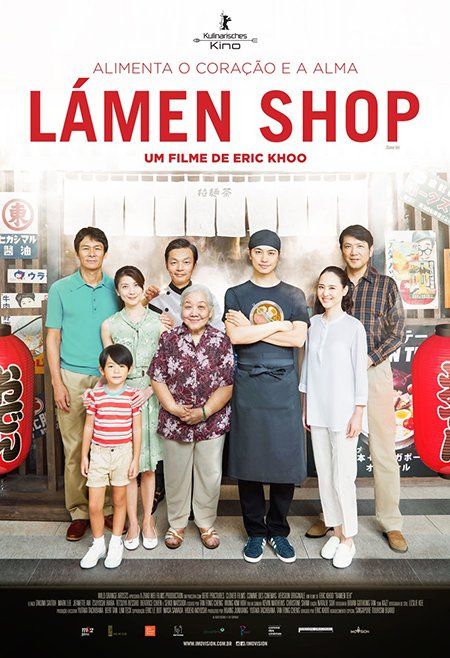 Um grupo de pessoas está em frente a uma loja de ramen.
