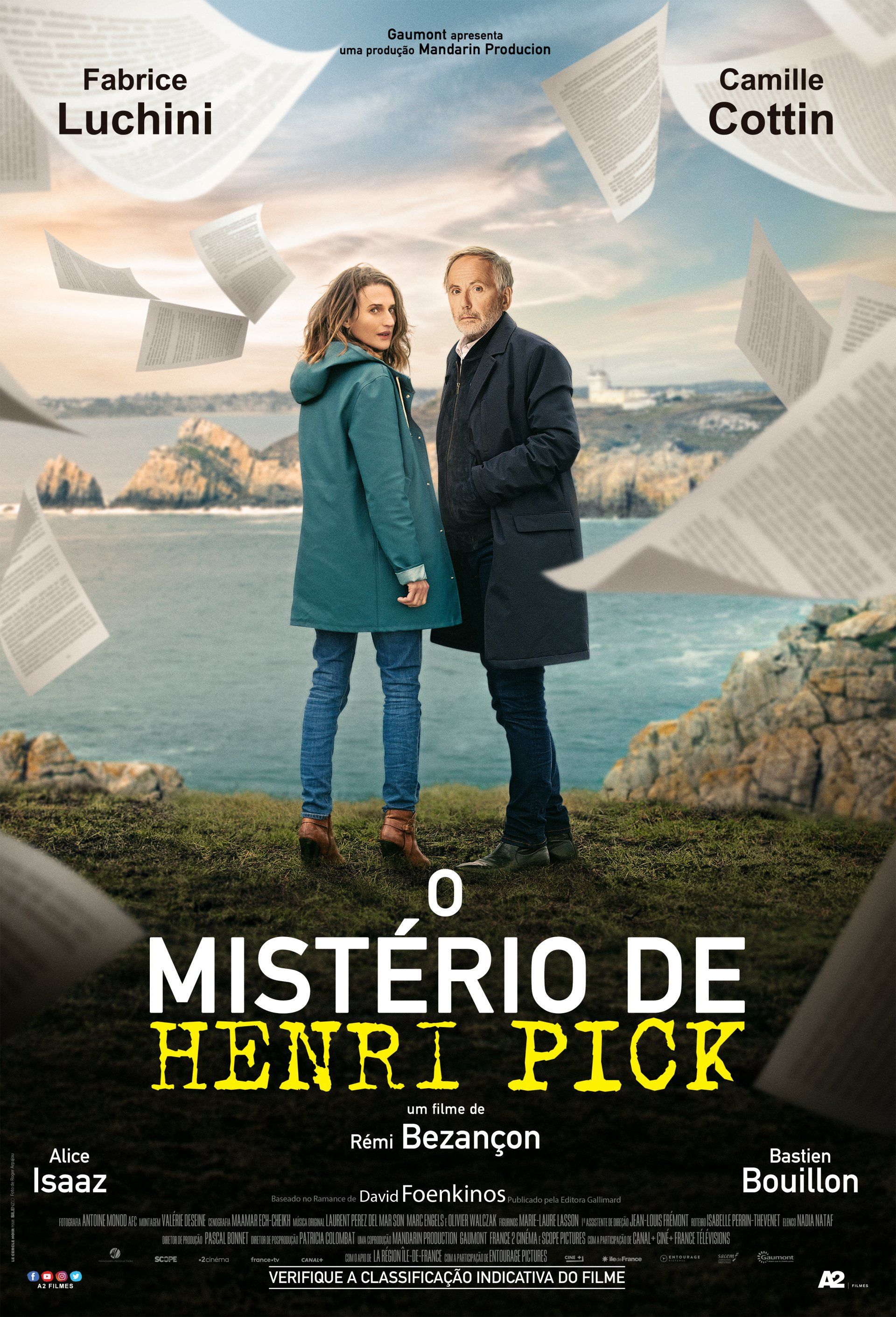 Um homem e uma mulher estão próximos um do outro em um pôster de filme.
