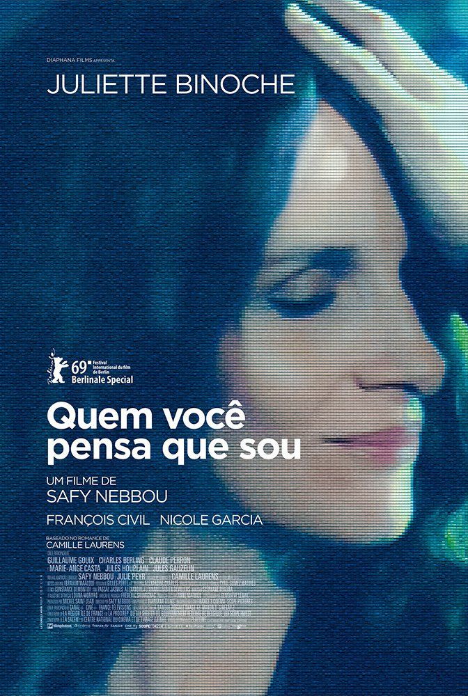 A movie poster for quem você pensa que sou with a woman holding her head.
