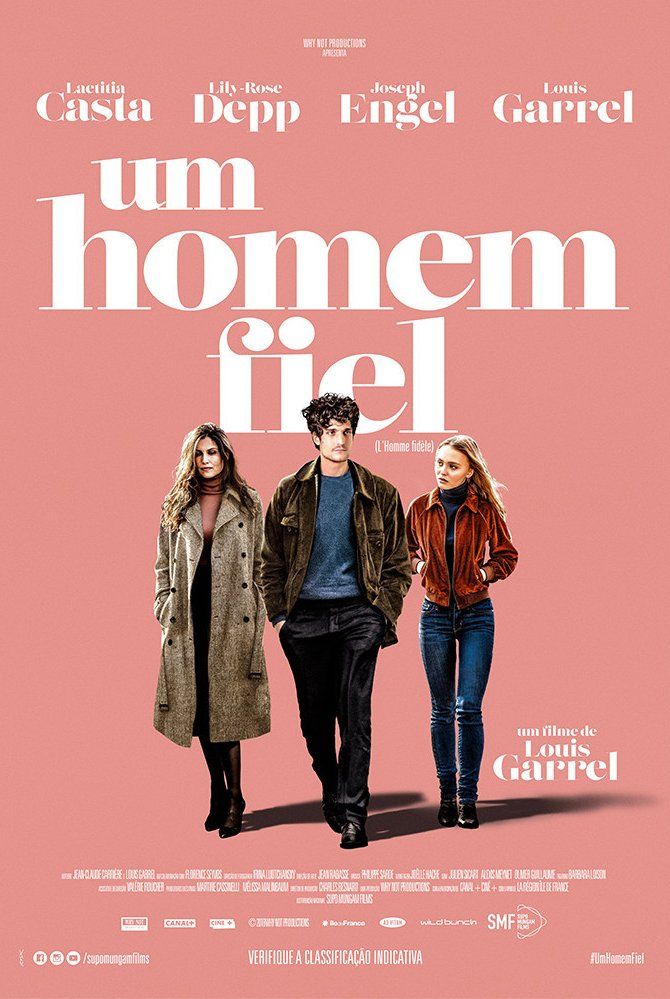 O pôster do filme um homem fiel mostra um homem e duas mulheres lado a lado.