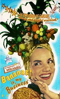 Uma mulher está usando um chapéu de banana com frutas.