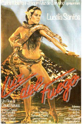 Um pôster de um filme mostra uma mulher com uma cobra no pescoço
