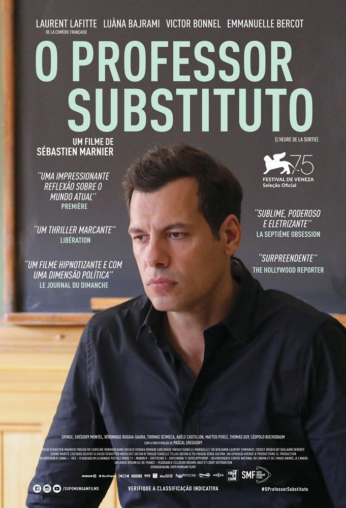 Um pôster do filme o professor substituto mostra um homem sentado em frente a um quadro negro.