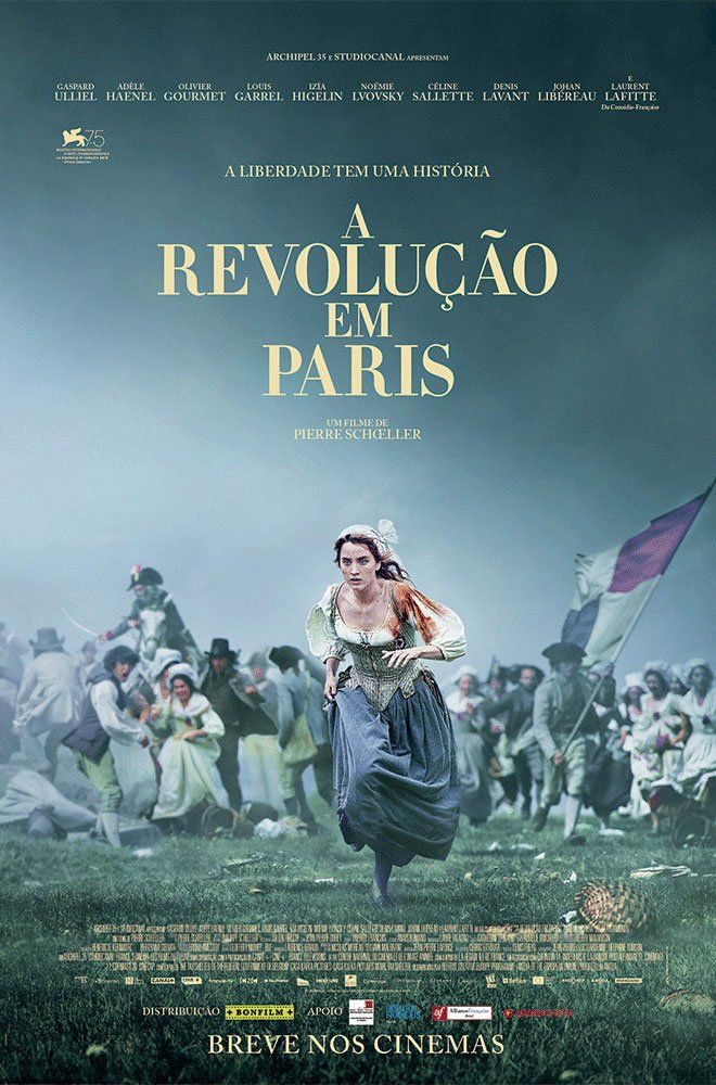 Um pôster de filme sobre uma revolução em paris mostra uma mulher correndo na frente de uma multidão.