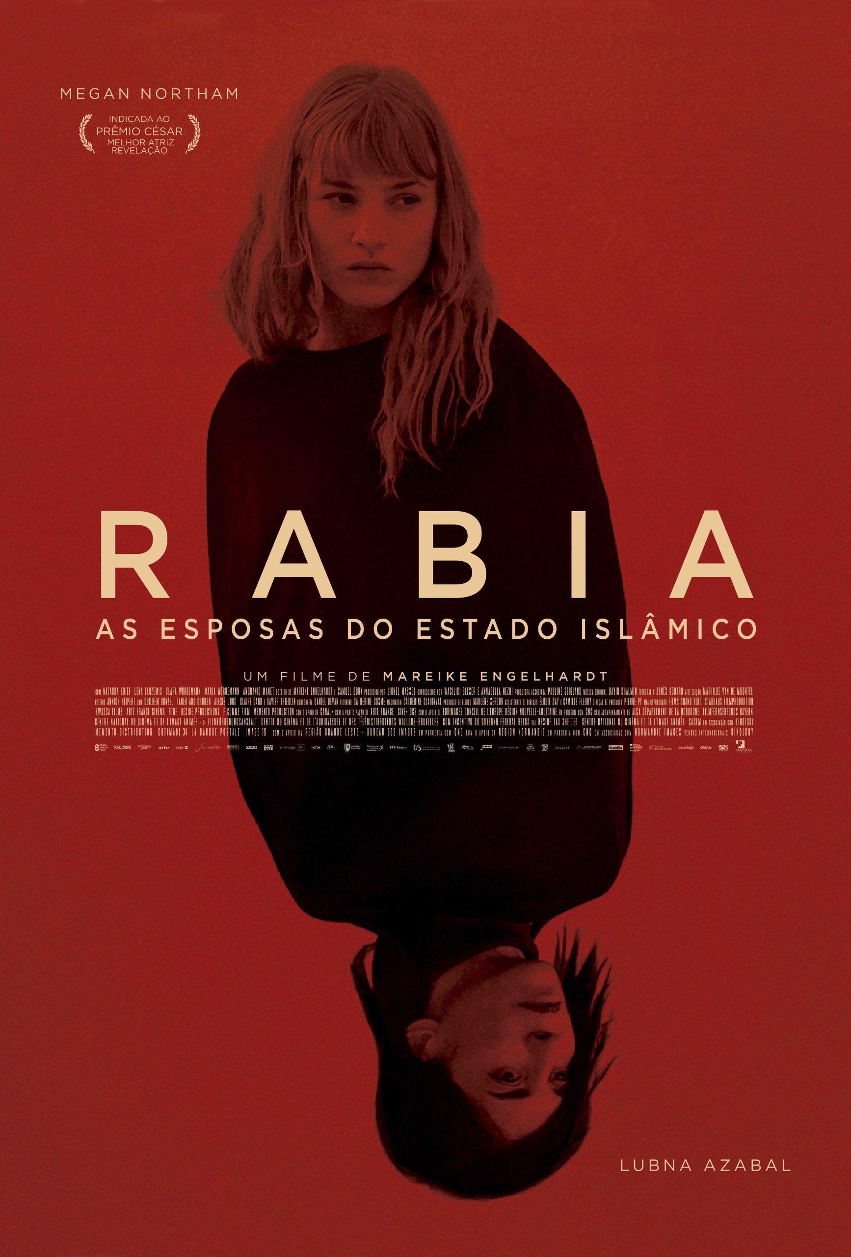 Um homem e uma mulher caminham por uma rua estreita.