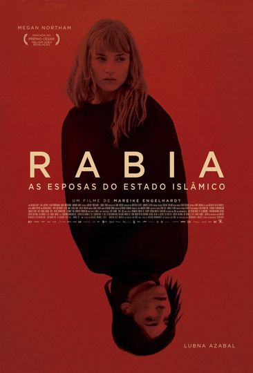 Um homem e uma mulher caminham por uma rua estreita.