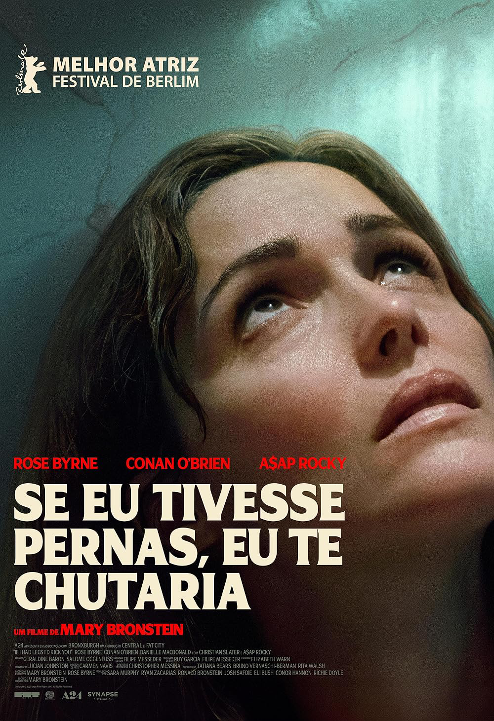 Um homem e uma mulher caminham por uma rua estreita.