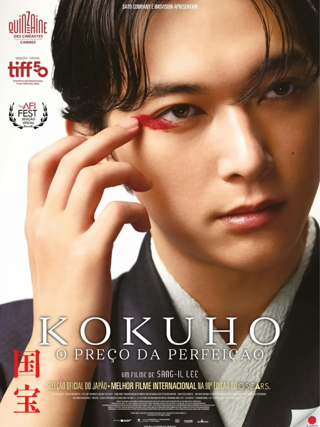 Um homem e uma mulher caminham por uma rua estreita.