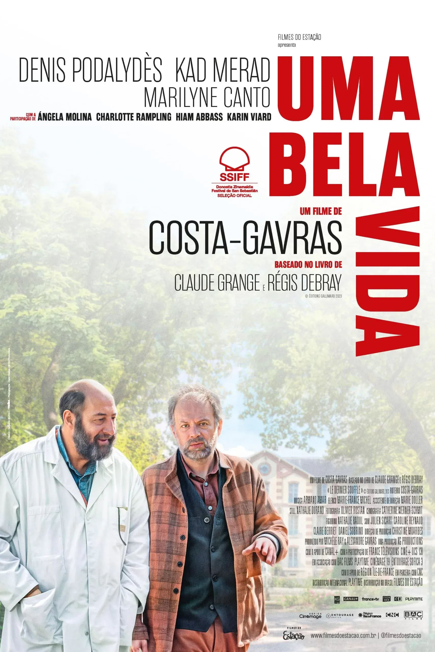 Um homem e uma mulher caminham por uma rua estreita.