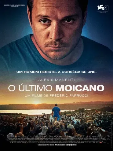 Um homem e uma mulher caminham por uma rua estreita.