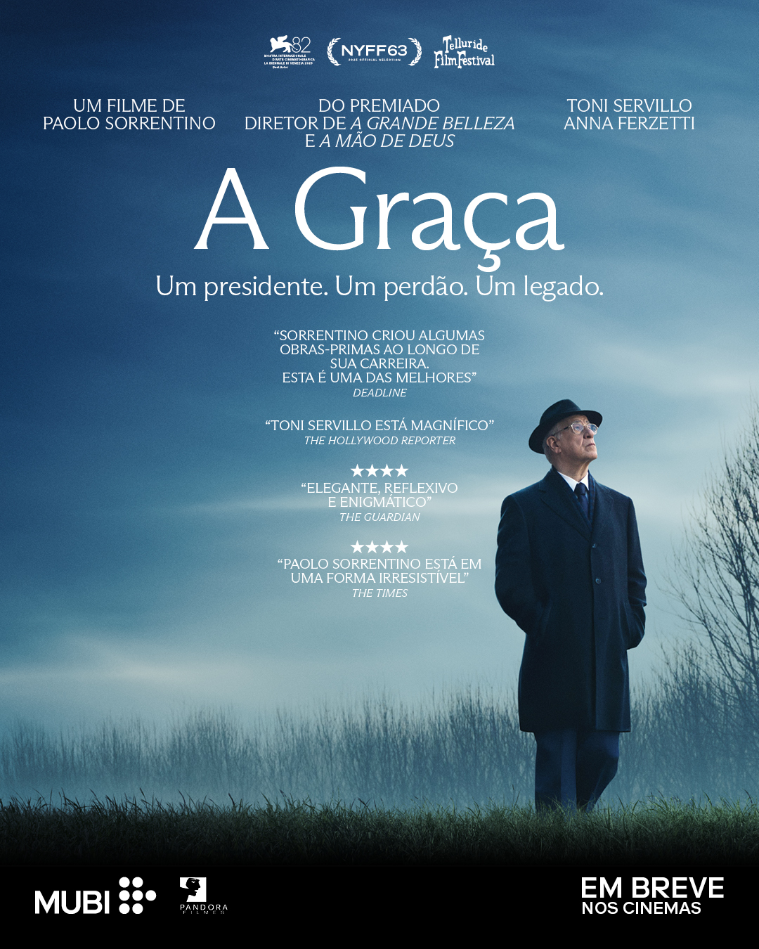 Um homem e uma mulher caminham por uma rua estreita.