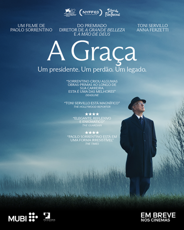 Um homem e uma mulher caminham por uma rua estreita.