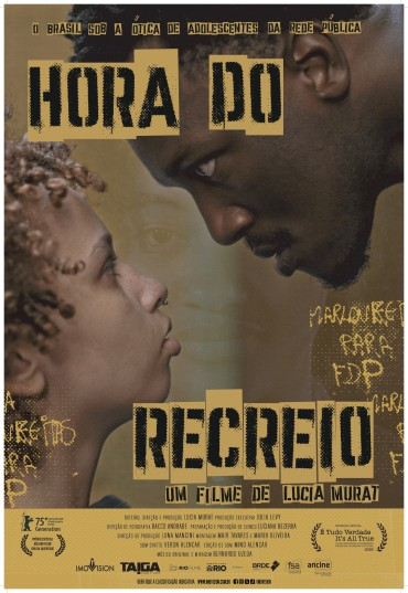 Um homem e uma mulher caminham por uma rua estreita.