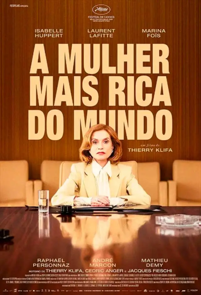 Um homem e uma mulher caminham por uma rua estreita.