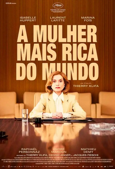 Um homem e uma mulher caminham por uma rua estreita.