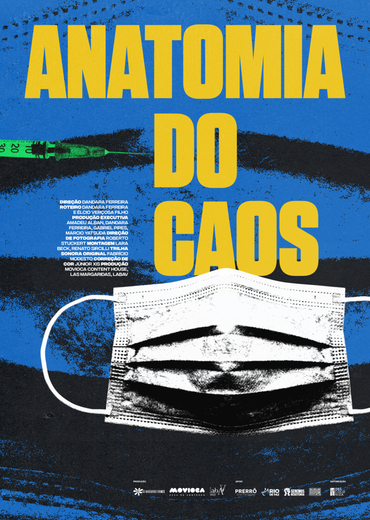 Um homem e uma mulher caminham por uma rua estreita.