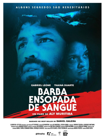 Um homem e uma mulher caminham por uma rua estreita.