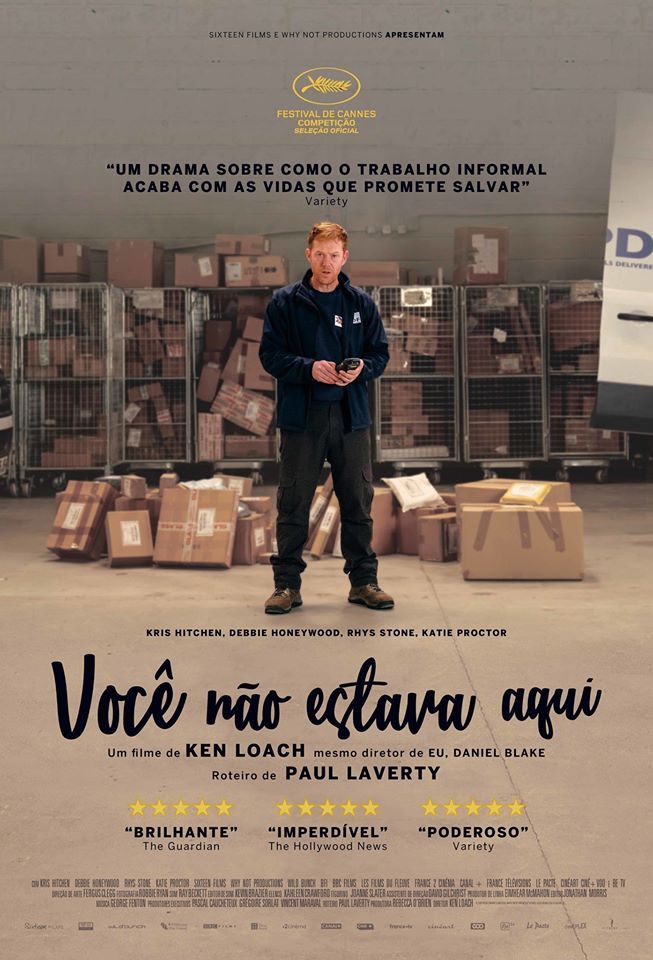 Um homem está parado em frente a um armazém cheio de caixas.