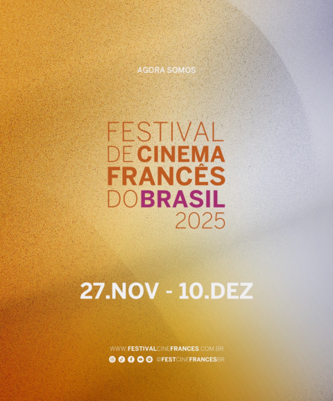 Um homem e uma mulher caminham por uma rua estreita.