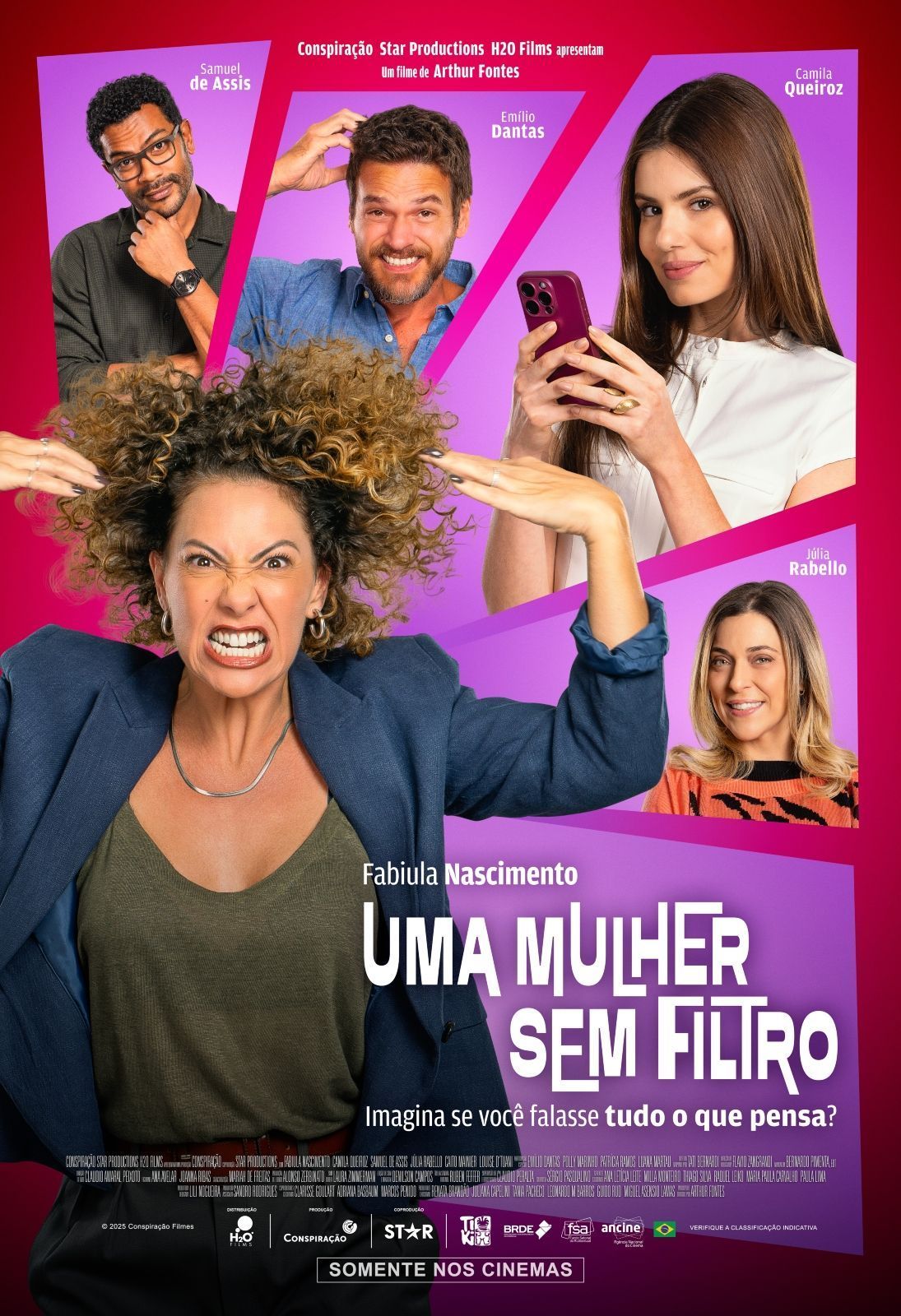 Um homem e uma mulher caminham por uma rua estreita.