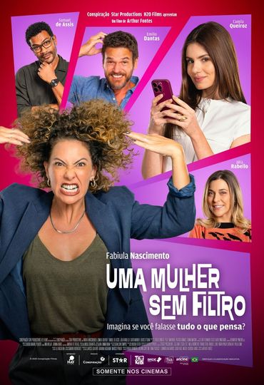 Um homem e uma mulher caminham por uma rua estreita.