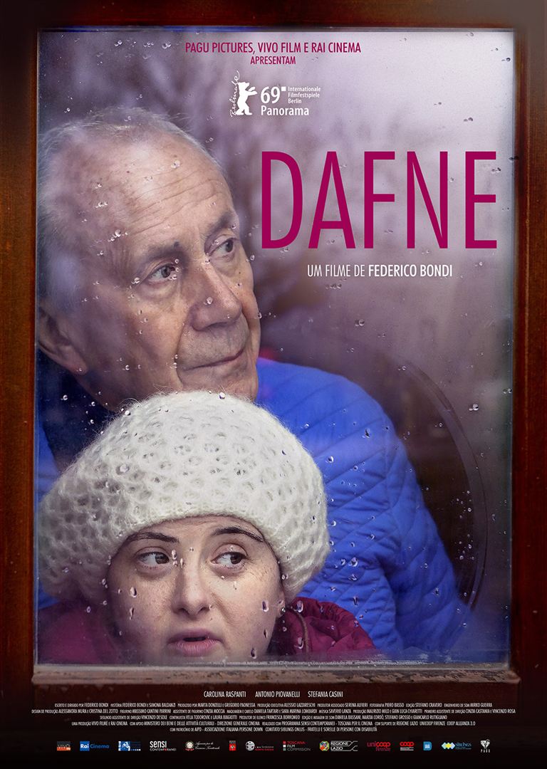 Um pôster do filme dafne mostra um homem e uma mulher olhando pela janela.