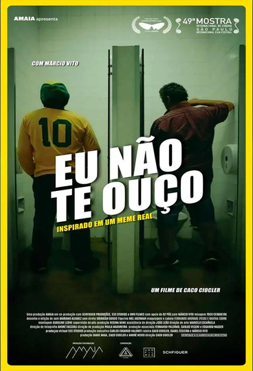 Um homem e uma mulher caminham por uma rua estreita.