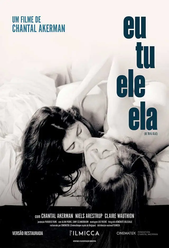 Um homem e uma mulher caminham por uma rua estreita.