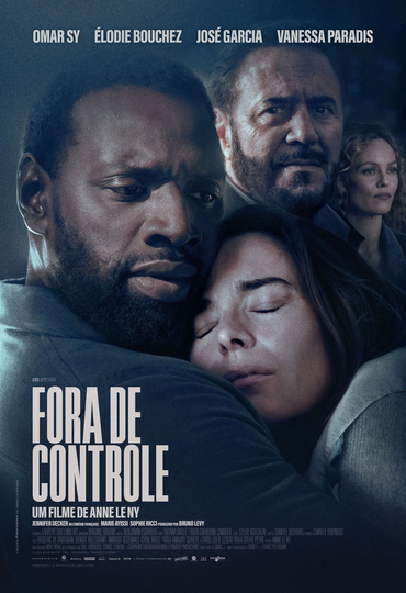 Um homem e uma mulher caminham por uma rua estreita.