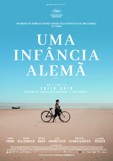 Um homem e uma mulher caminham por uma rua estreita.