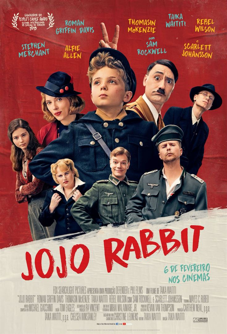 Um pôster do filme Jojo Rabbit com um grupo de pessoas nele.