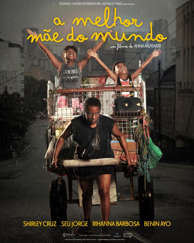 Um homem e uma mulher caminham por uma rua estreita.