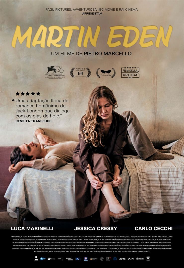 Um pôster do filme Martin Eden mostra um homem e uma mulher sentados em uma cama.