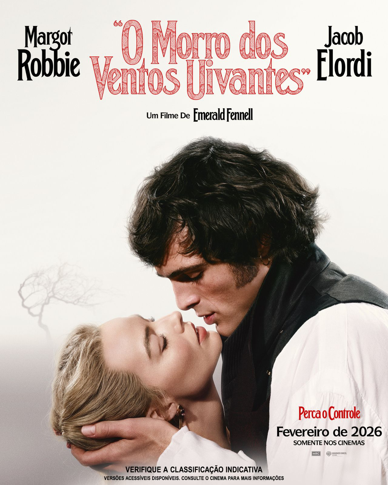 Um homem e uma mulher caminham por uma rua estreita.