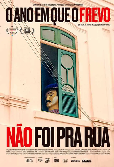 Um homem e uma mulher caminham por uma rua estreita.