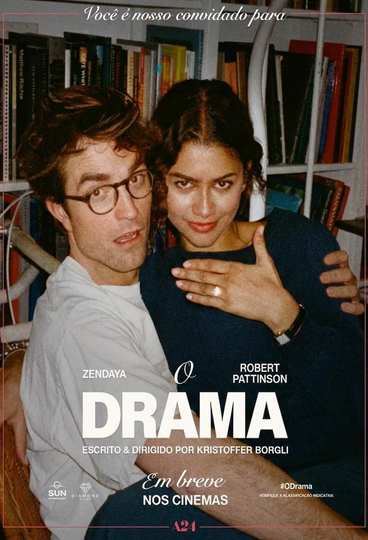 Um homem e uma mulher caminham por uma rua estreita.