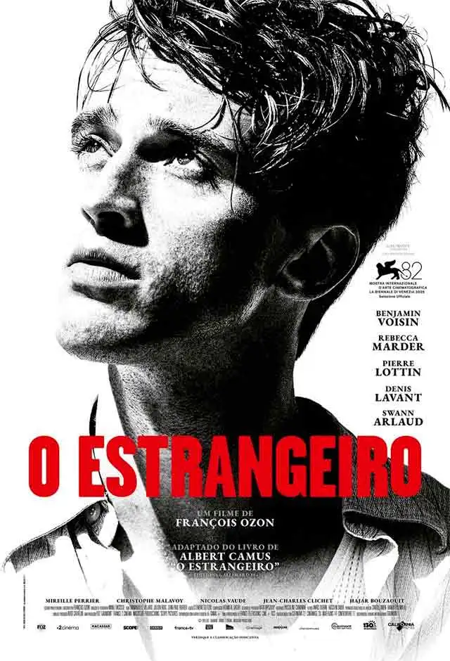 Um homem e uma mulher caminham por uma rua estreita.