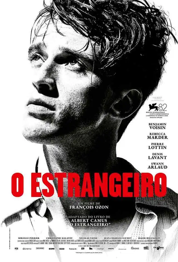 Um homem e uma mulher caminham por uma rua estreita.