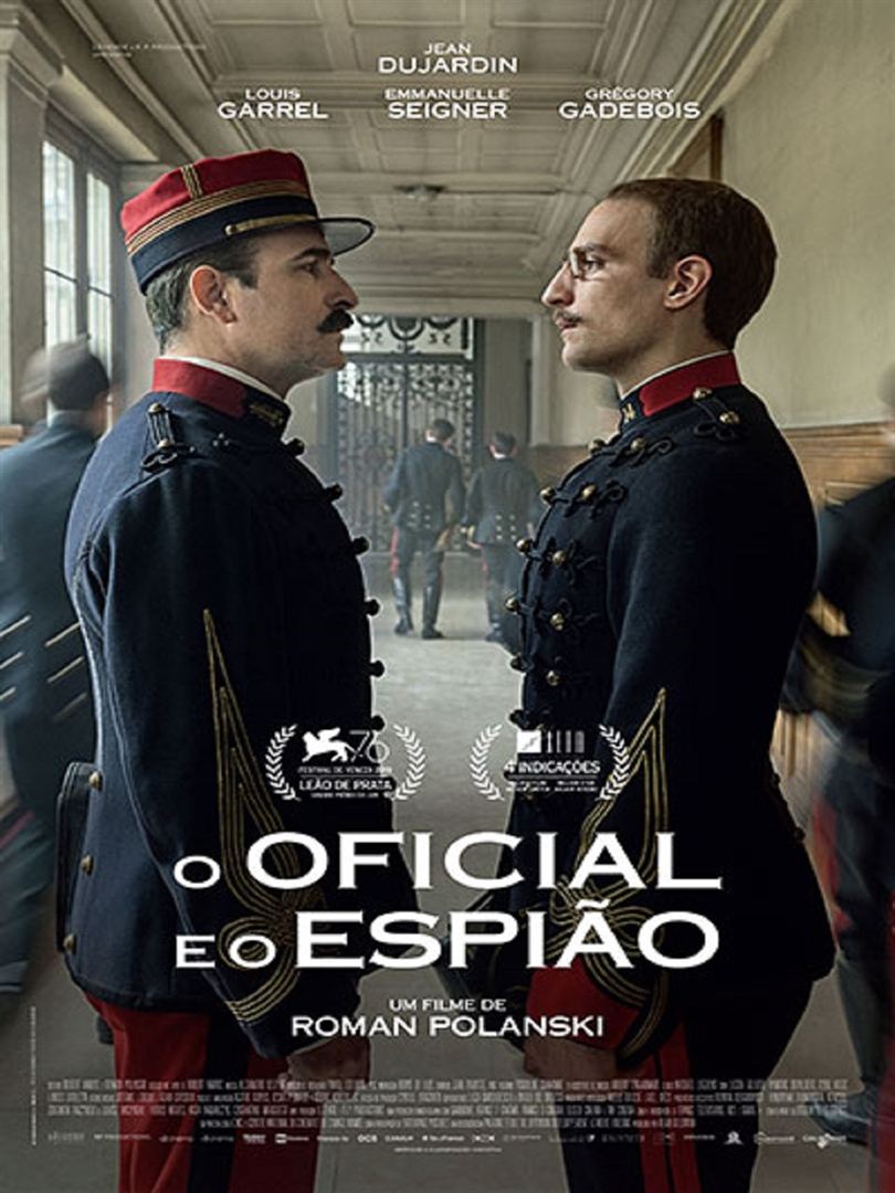 Dois homens em uniformes militares estão um ao lado do outro em um corredor.