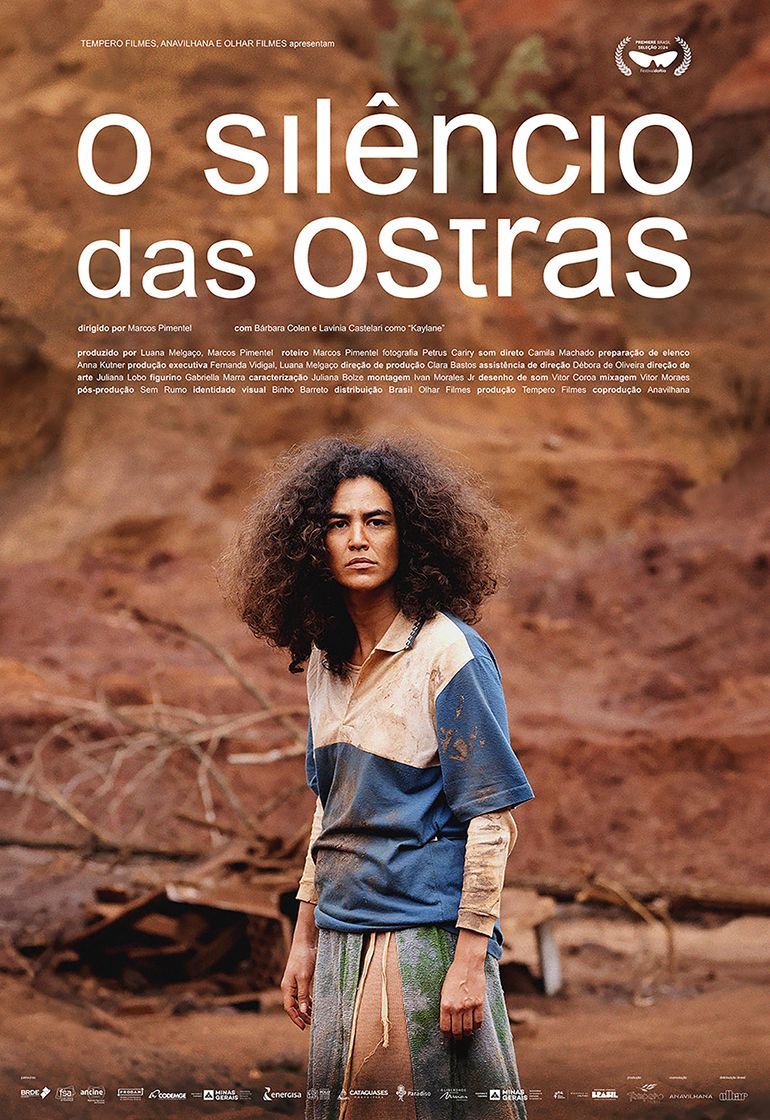 Um homem e uma mulher caminham por uma rua estreita.
