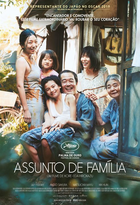 Um pôster do filme assunto de família mostra um grupo de pessoas sentadas lado a lado.