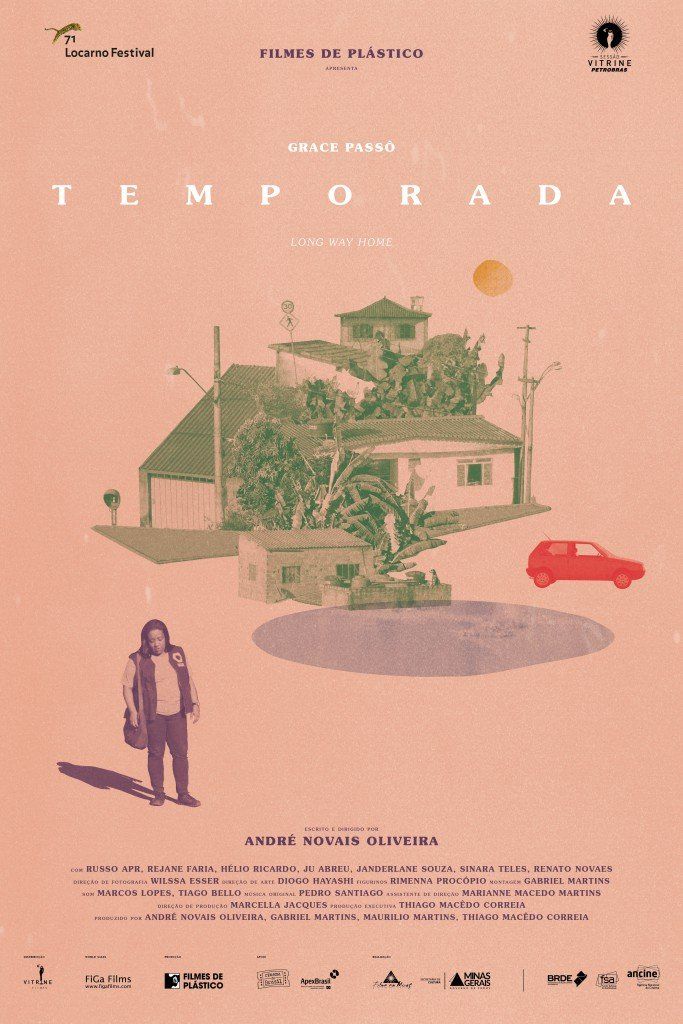 Um pôster do filme da temporada com um homem parado na frente de uma casa.