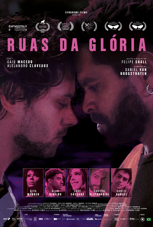 Um homem e uma mulher caminham por uma rua estreita.