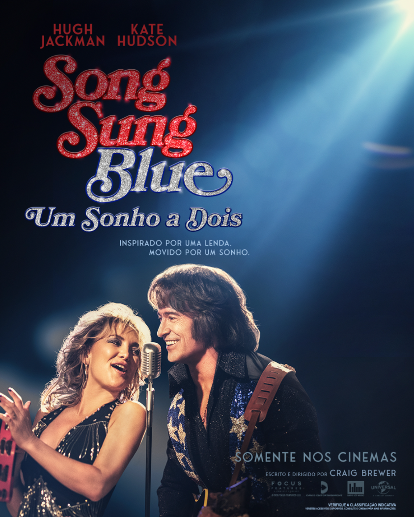 Um homem e uma mulher caminham por uma rua estreita.