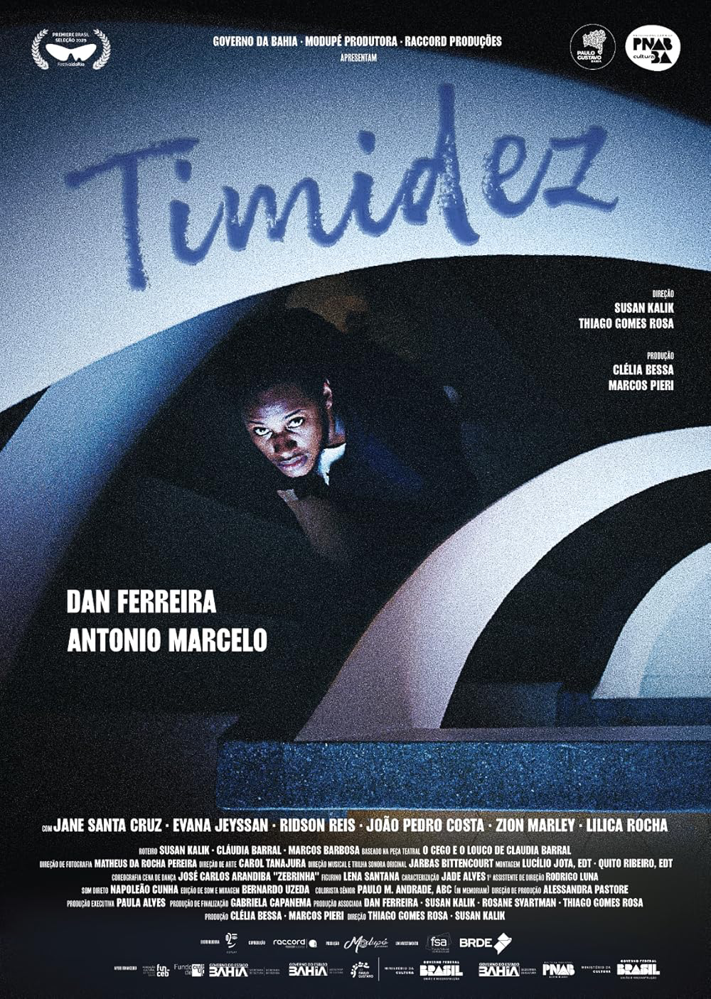 Um homem e uma mulher caminham por uma rua estreita.