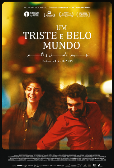 Um homem e uma mulher caminham por uma rua estreita.