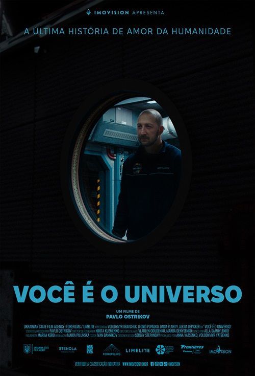 Um homem e uma mulher caminham por uma rua estreita.
