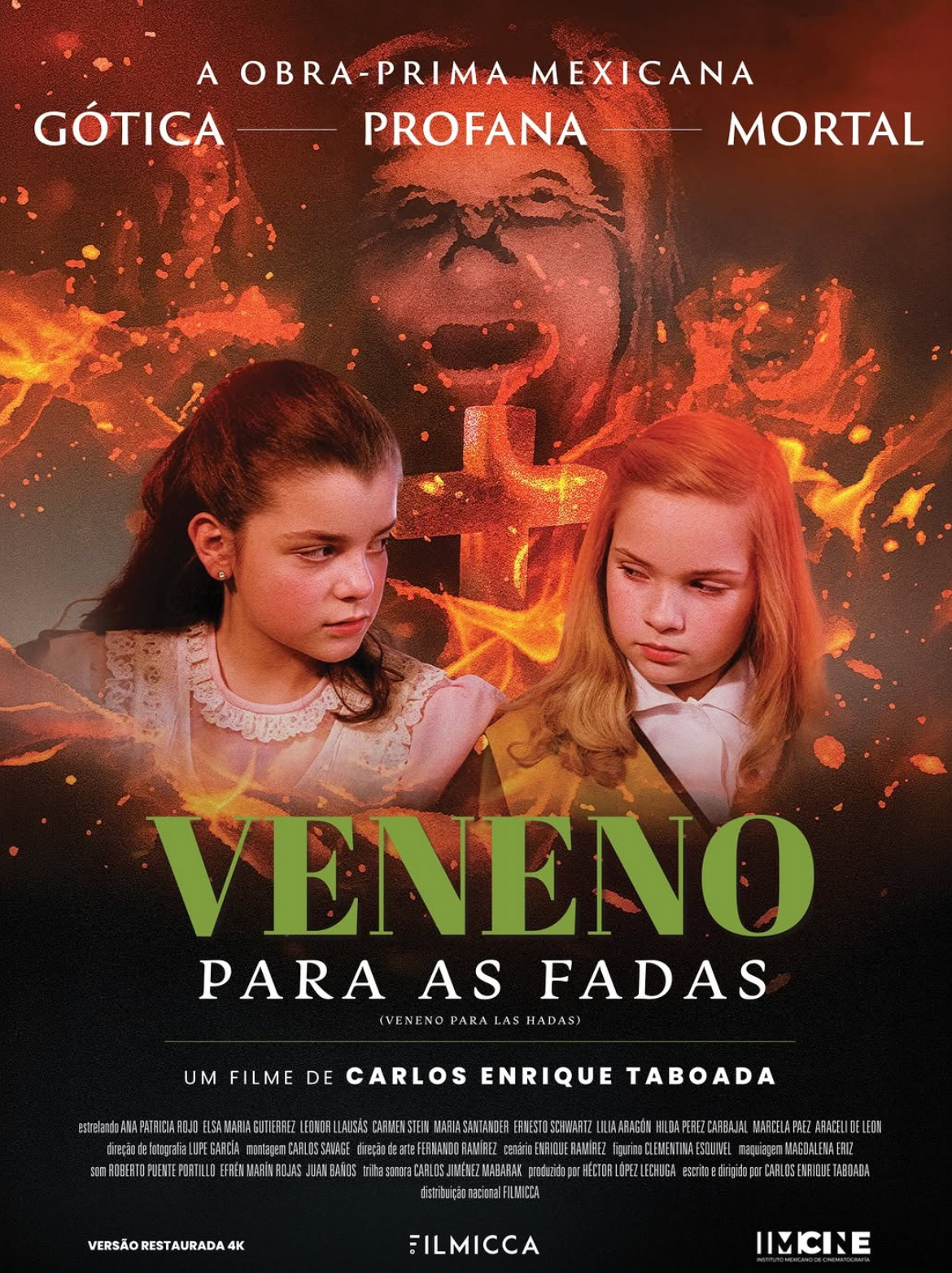 Um homem e uma mulher caminham por uma rua estreita.